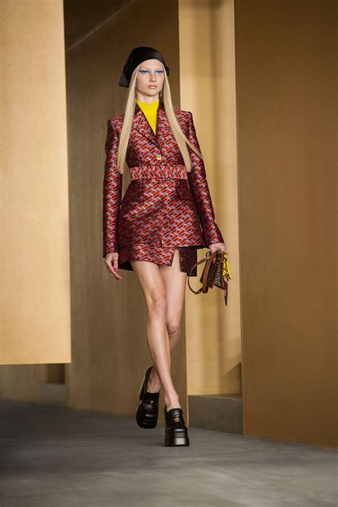 versace fw21|versace la greca.